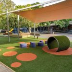 عشب ومطاط معًا لمنطقة لعب مصممة للأطفال